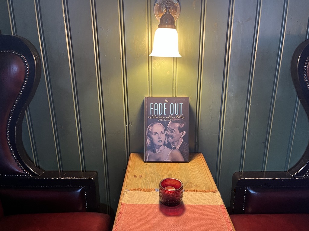 Boka stående på et pubbord.