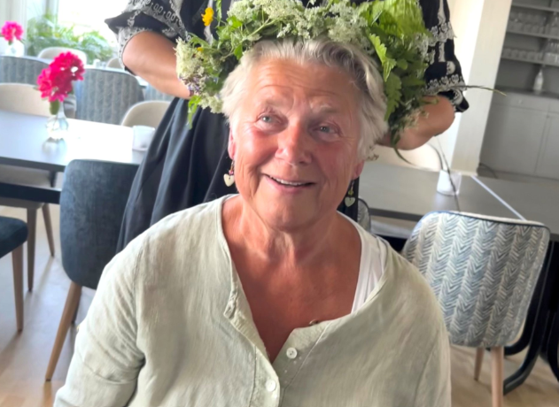 Gry Sagvolden med krans på hodet.