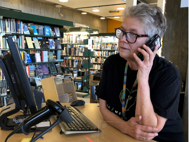 Gry avbilda i skranken på Skien bibliotek i 2020.