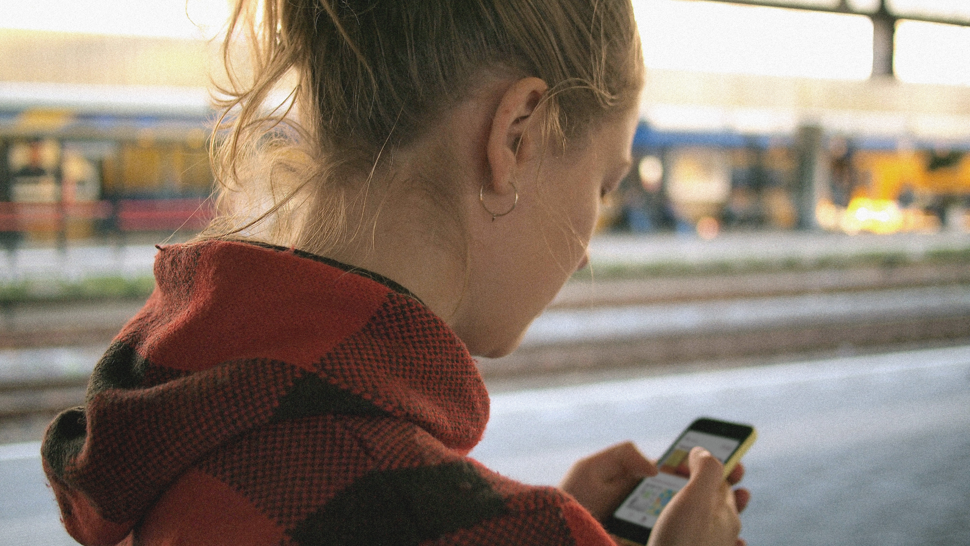Bilde av en kvinne som holder en mobiltelefon