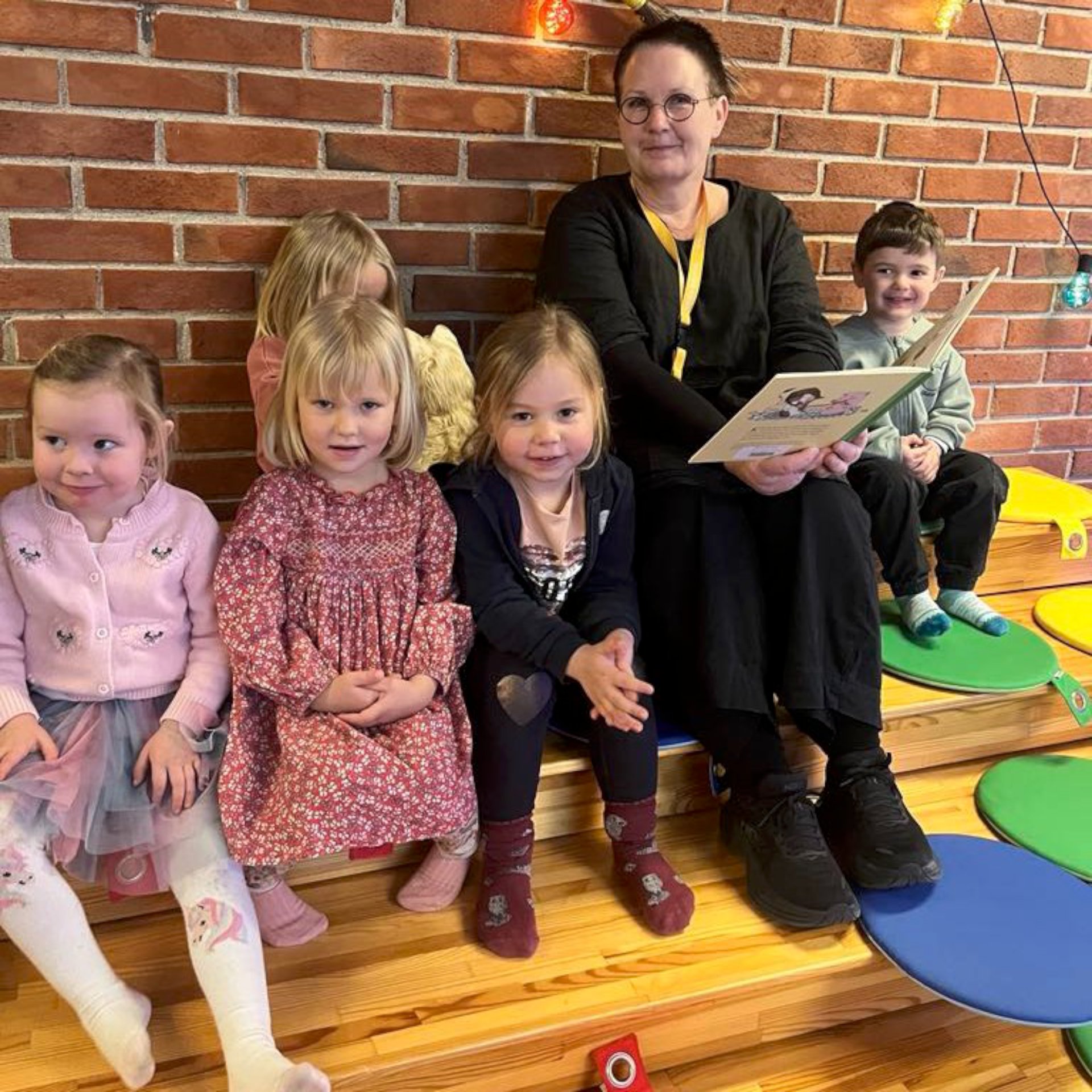 Kjersti med en gjeng fra Duestien barnehage.