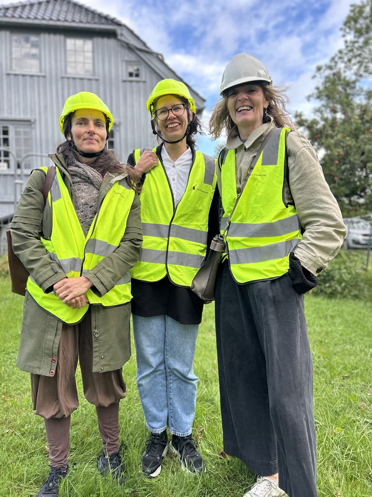 ISAs tre kursholdere fra 2025 på Ibsen Venstøp. Ute i hagen.